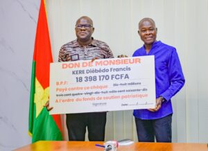 Burkina Faso : Francis KERE fait don de plus de 18 millions F CFA au Fonds de soutien patriotique