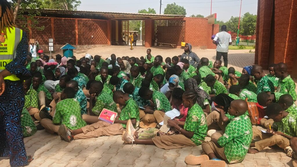 Les élèves de YIGUIYA prenant des notes